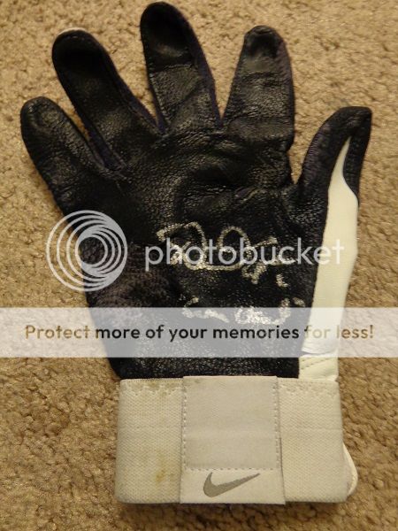 Game-Used%20Batting%20Glove%20Auto%201_zpsx2r2y5pr.jpg