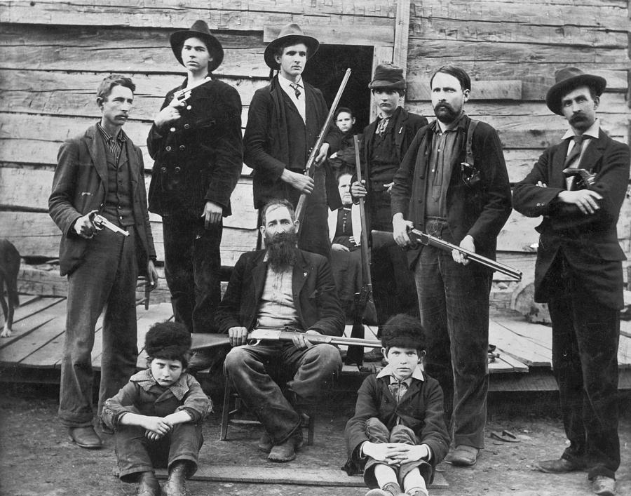 The-Men-of-THe-Hatfield-Family-hatfields-and-mccoys-32129677-900-707.jpg