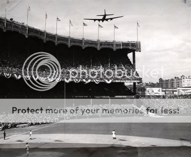 StadiumsYankeeStadium1943_415468HT_AP.jpg