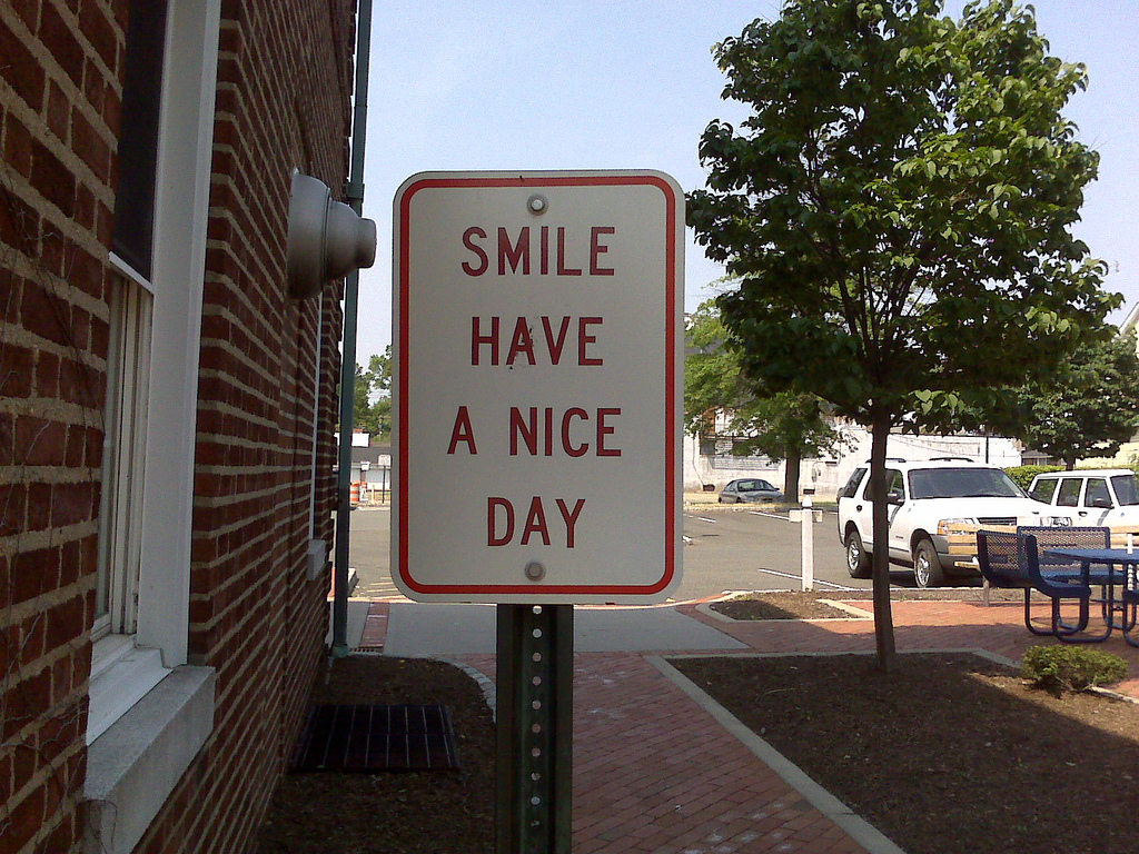 Smile_have_a_nice_day_sign.jpg